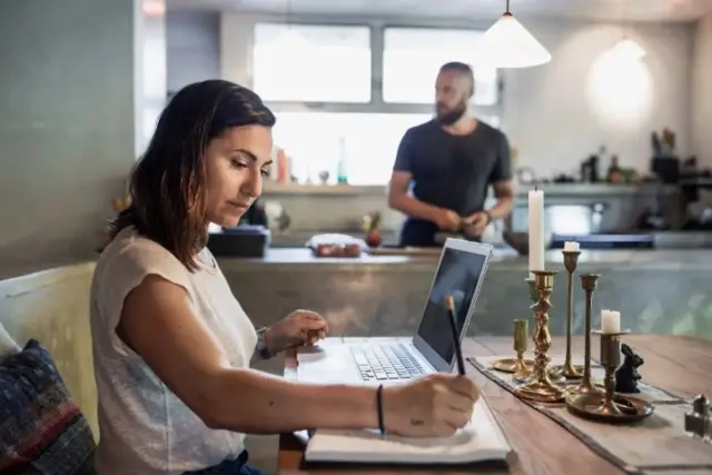 Los españoles están cambiando la forma de trabajar por la guerra en Irán que también rescata el transporte público