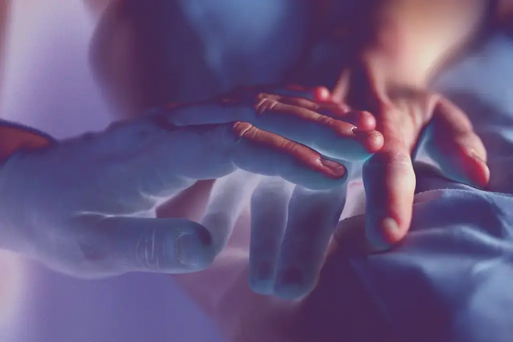 Los estudios apuntan a que las personas pueden seguir escuchando sonidos y voces instantes antes de morir