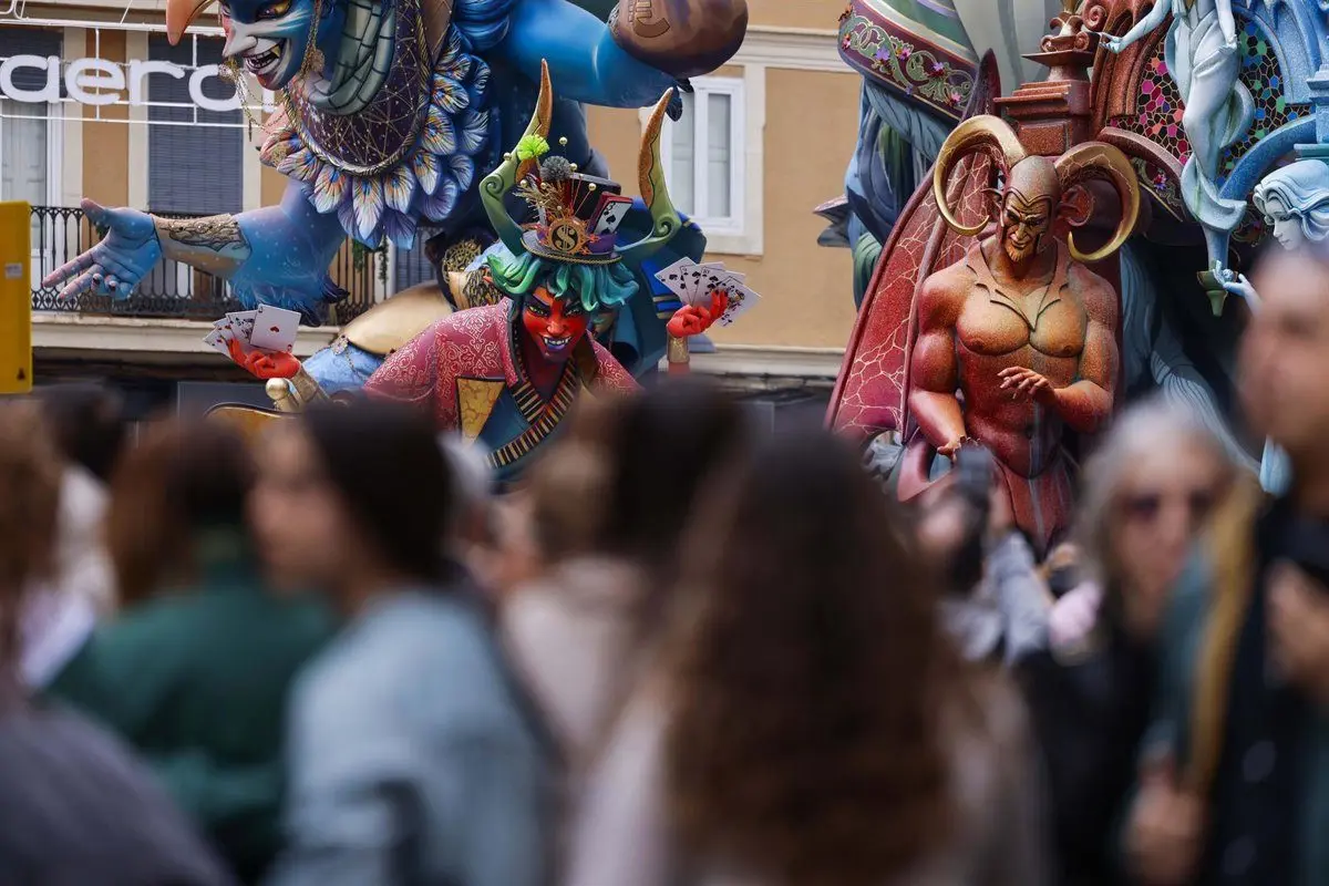 Los hosteleros están con los ojos como platos en los bares de Valencia esta semana: sus expectativas con las Fallas son insuperables este año