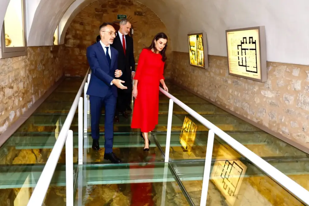 "Ha escogido el wokismo": El durísimo ataque a Felipe VI por humillarse ante América por culpa de Letizia 2 Los tres supuestos culpables de la nueva estrategia de Zarzuela