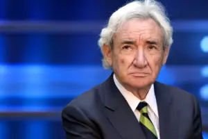 La voz de la radio española que hoy se debate entre la fama y el desahucio: el fracaso de Luis del Olmo