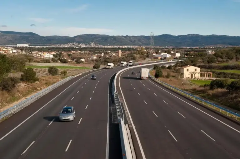 Adelantamiento ciclistas DGT: desde el 1 de octubre será obligatorio reducir 20 km/h y guardar 5 metros