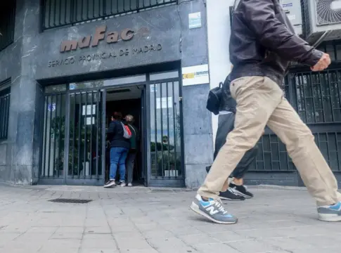 Menos funcionarios en la privada y más en la pública Menos funcionarios en la privada y más en la pública