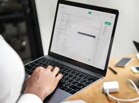 Mujer trabajando con un ordenador portátil. Freepik Mujer trabajando con un ordenador portátil.