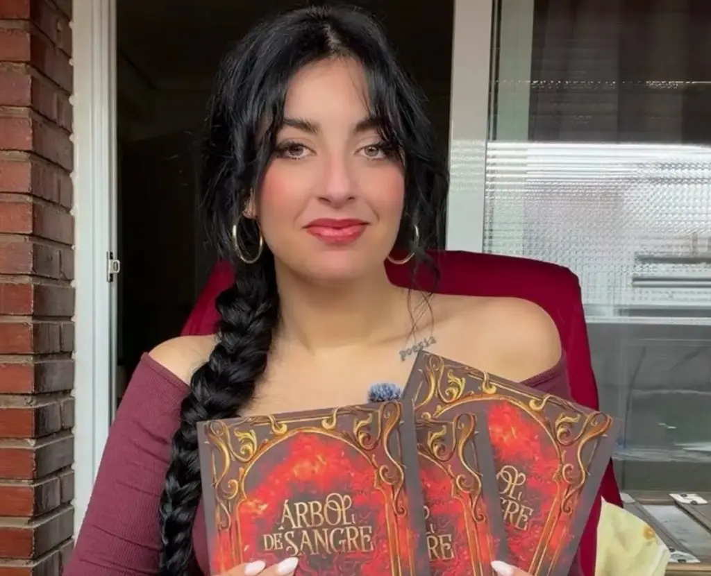 Nidia Heras, actriz, influencer y escritora, con su nuevo libro 'Árbol de Sangre'