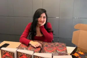Nidia Heras firmando su libro, 'Árbol de Sangre'