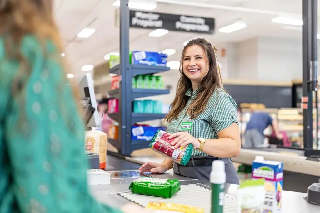 No solo etiquetas: también atención personalizada en la tienda
