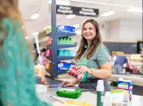 No solo etiquetas: también atención personalizada en la tienda