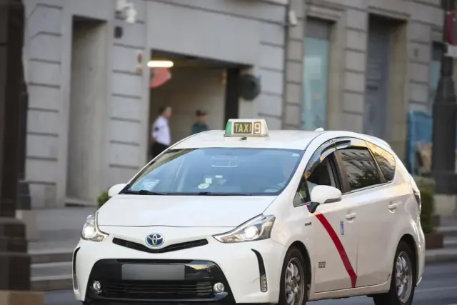 No todos los taxis de Madrid pueden llevarte a donde les digas, y la clave está en la pegatina del parabrisas