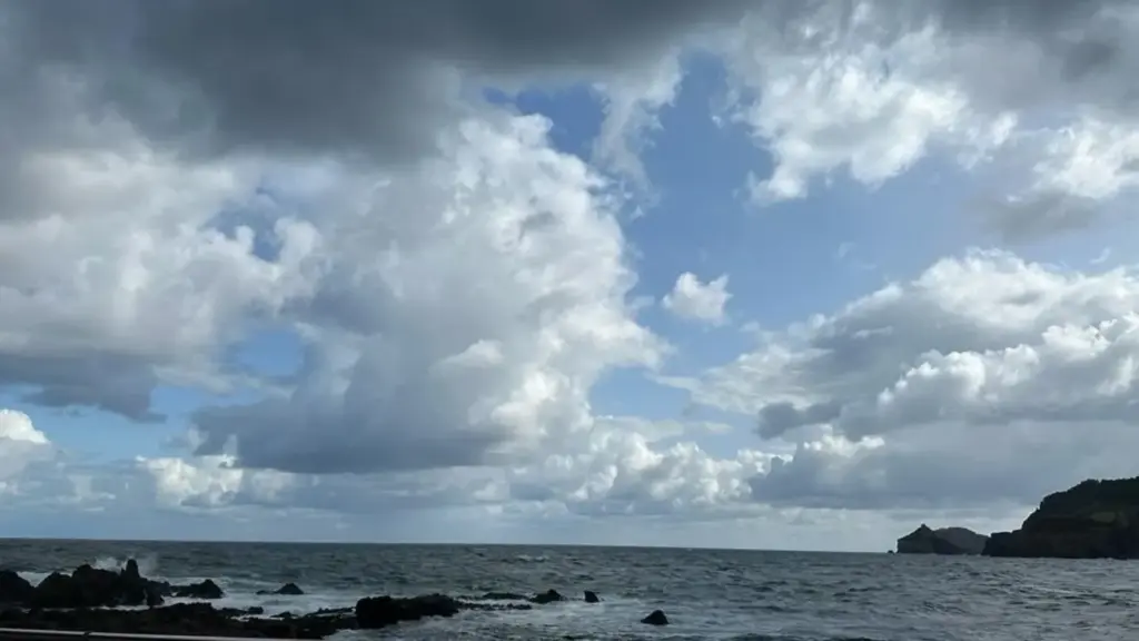 Alerta de la AEMET por calor asfixiante y fuertes tormentas hoy en España: estas son las zonas en riesgo 1 Nubes sobre el mar AEMET