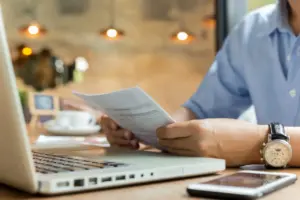 Persona revisando una factura