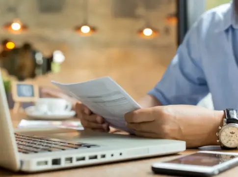 Persona revisando una factura Persona revisando una factura