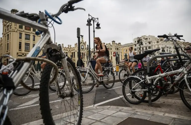 El precio medio de las bicicletas vendidas en España supera el salario mínimo pese a que el sector cae en medio de la electrificación
