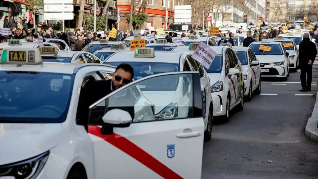 Qué pasaría con Uber, Cabify y las 4.000 licencias VTC