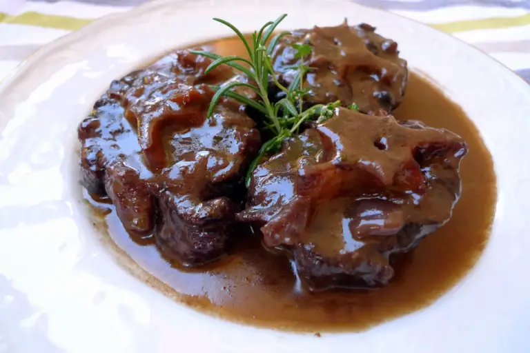 El paso a paso de los restaurantes más caros hoy para lograr que el mítico rabo de toro se deshaga en la boca sin usar cuchillo