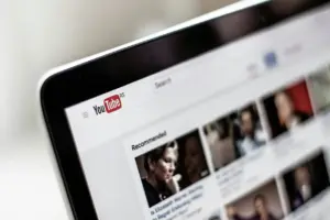 Resumir vídeos de YouTube con ChatGPT es un truco rápido para ahorrar tiempo y captar lo esencial de cada contenido