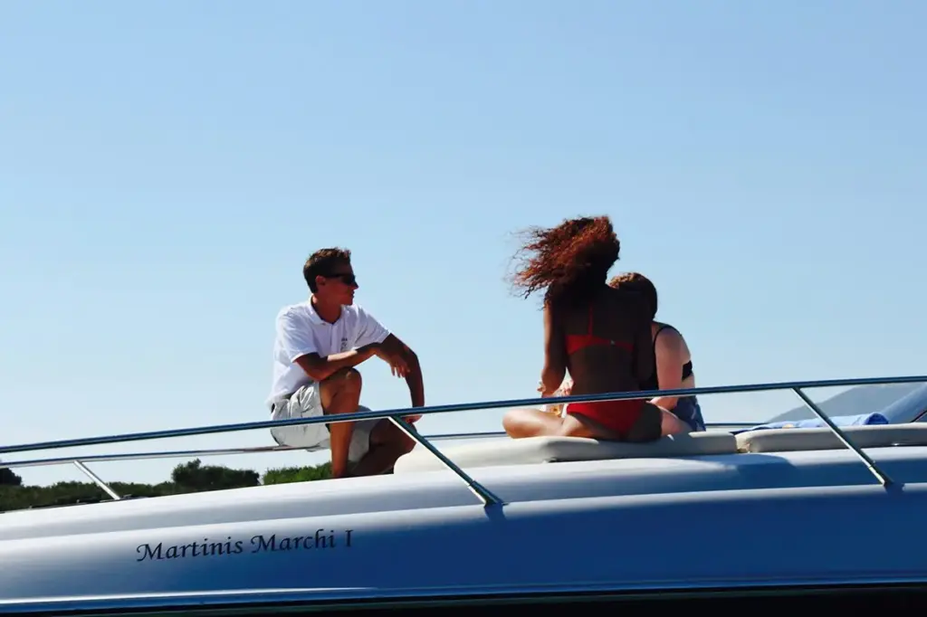 Según Álvaro Pombo, quien posee dinero debe asumir una responsabilidad ética mayor que quien no lo tiene