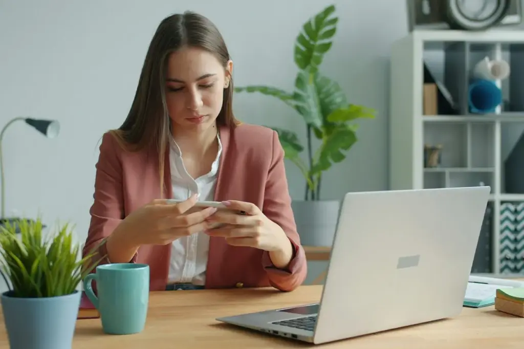 Según Demócrito, el hábito de postergar erosiona la excelencia y frustra la culminación de los proyectos personales