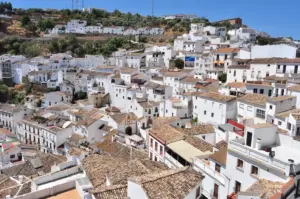 Cádiz tiene un pueblo único en el mundo donde los vecinos viven literalmente bajo piedras
