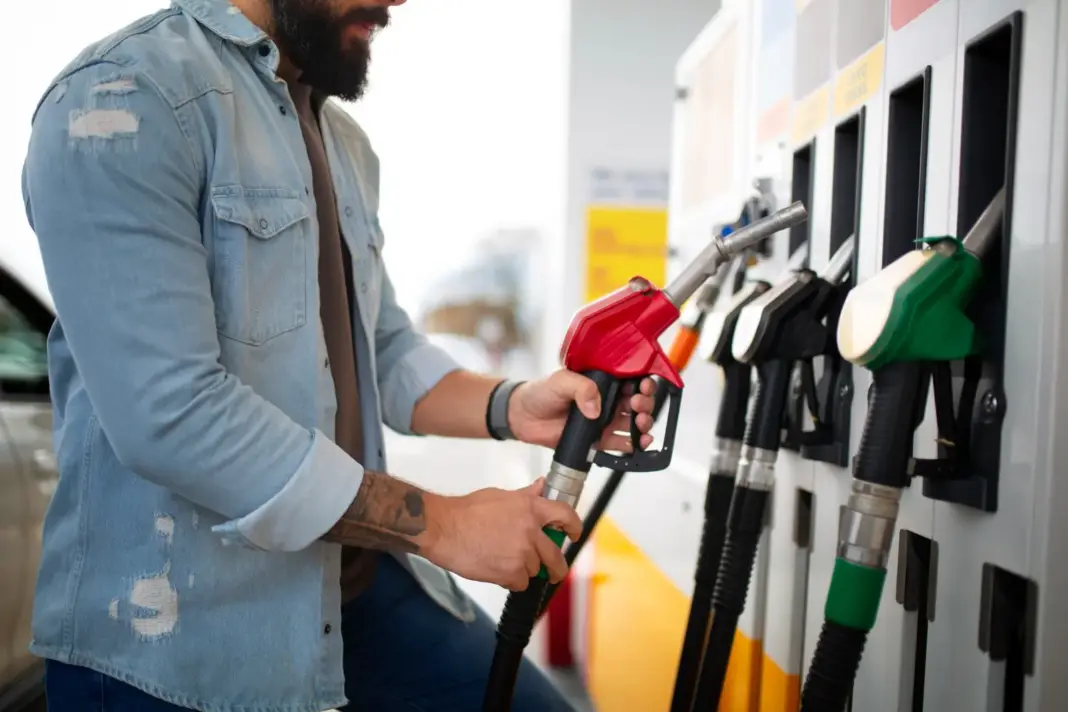 Surtidores de gasolina y diésel en una gasolinera Surtidores de gasolina y diésel en una gasolinera