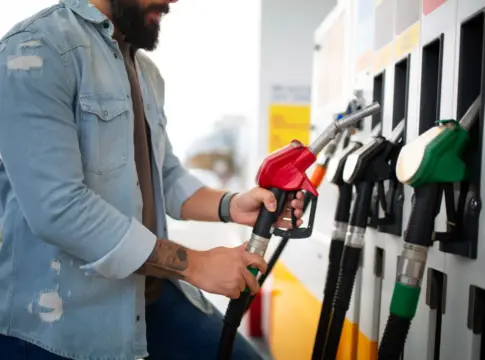 Surtidores de gasolina y diésel en una gasolinera Surtidores de gasolina y diésel en una gasolinera