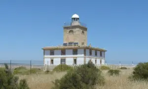 Mucho más que playa: la historia secreta de corsarios y luces que guarda el faro de Tabarca.