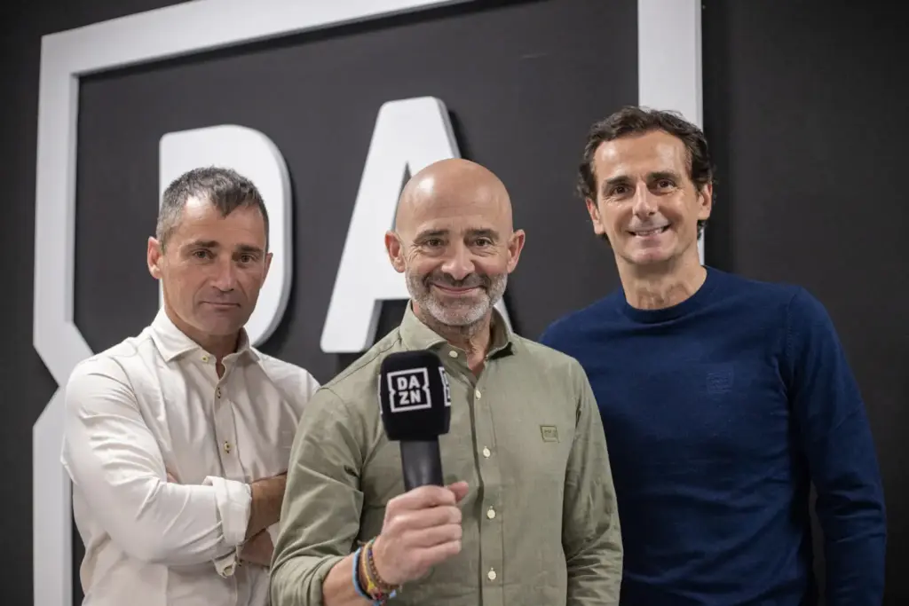 Toni Cuquerella, Antonio Lobato y Pedro de la Rosa, equipo de retransmisión de DAZN F1