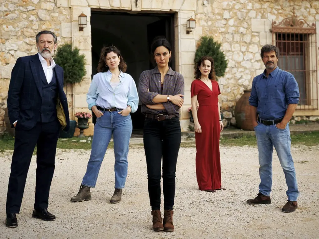 'Entre tierras' fija su regreso: Rodolfo Sancho y Silvia Abascal se unen al fenómeno que paralizó España 3 Traiciones, amores imposibles y el peligro del fuego