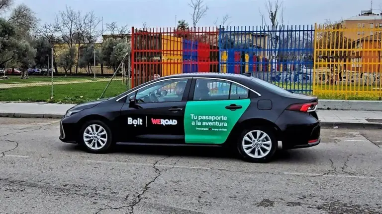 Uber, Cabify y Bolt van a poder seguir cambiando los precios a su antojo durante el día frente a los taxistas