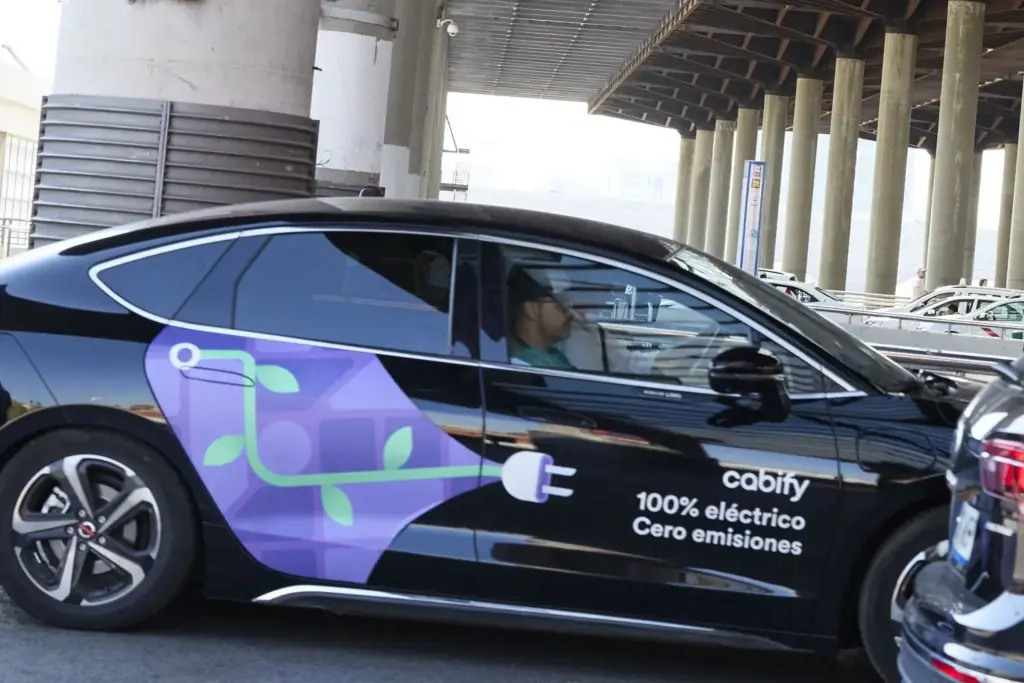 Hachazo de Madrid a Uber, Cabify y Bolt: el tope de precios liquida los bonos de facturación 1 Merca2 Uber y Cabify podrían convertirse en taxis durante 8 años como solución al conflicto con los VTC en Barcelona