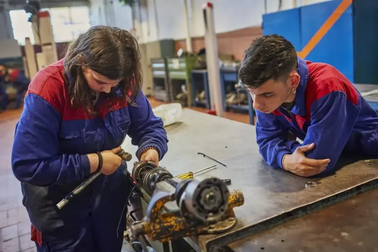 Nuevas ayudas al empleo para jóvenes en Castilla-La Mancha: 3 millones para menores de 30