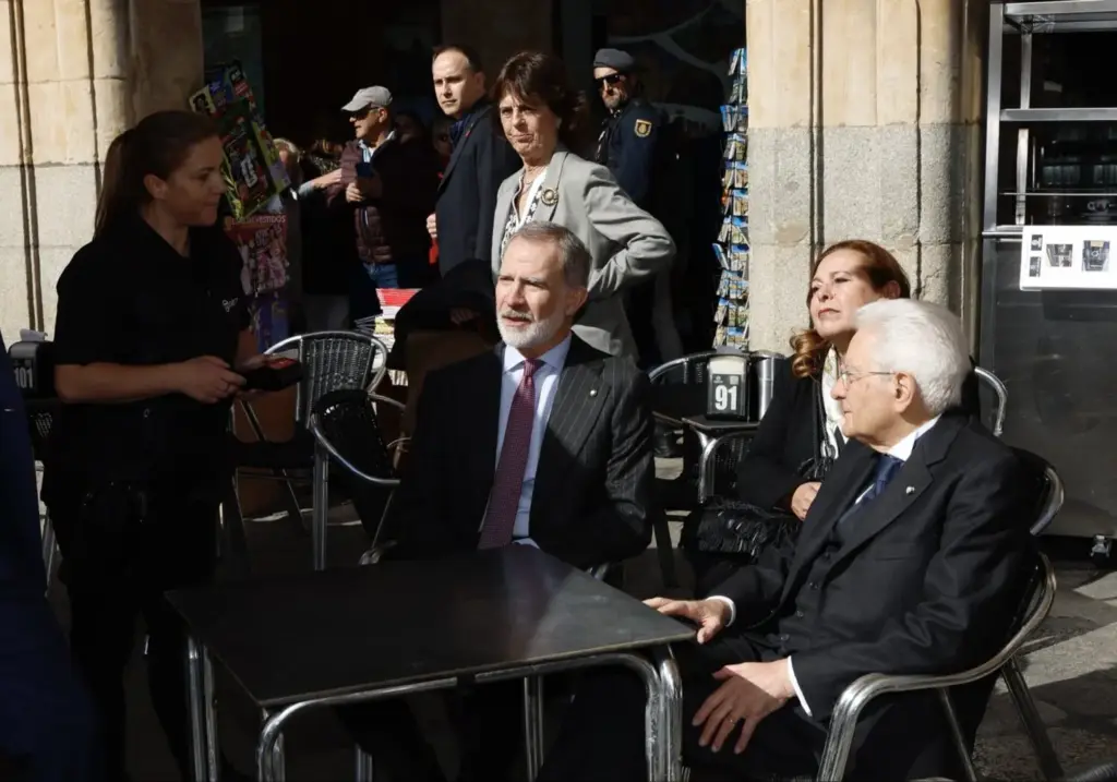 Un encuentro inesperado con jóvenes Erasmus en la Plaza de Anaya y la comentada pausa en la terraza del Restaurante Del Nero