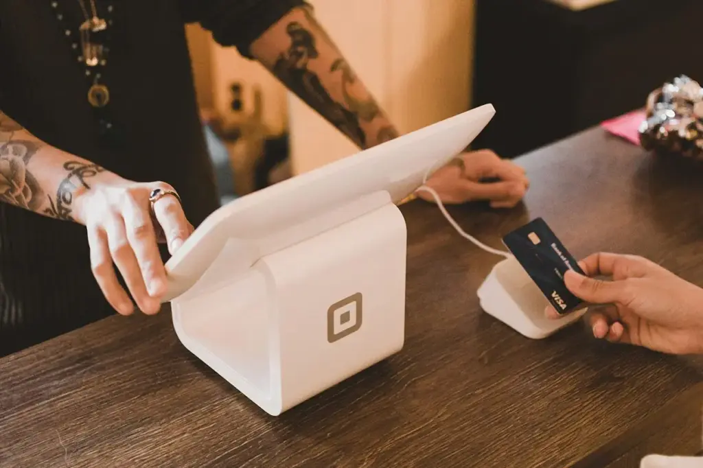 Un experto en cibercrimen explica en 2026 si es más seguro pagar con tarjeta o con el móvil