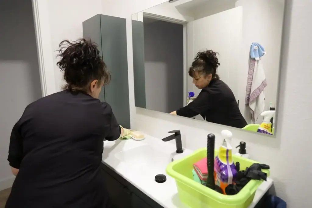 Explotación en pleno siglo XXI: el alarmante sueldo de muchas empleadas del hogar en España que no llegan ni a la mitad del SMI 2 Un sector feminizado, invisible y sostenido por la inmigración