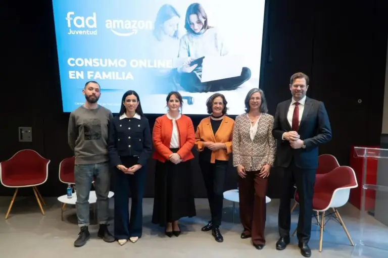 El 98% de las familias españolas supervisa las compras online de sus hijos e hijas adolescentes, según un estudio de Fad Juventud y Amazon
