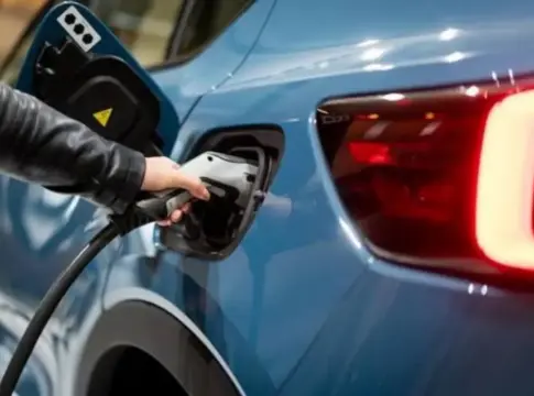 consumo real hibrido enchufable Mucho se habla de la gasolina, pero el consumo real de un híbrido enchufable no es el que te venden