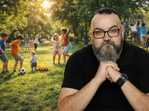 David Pastor Vico observa niños jugando