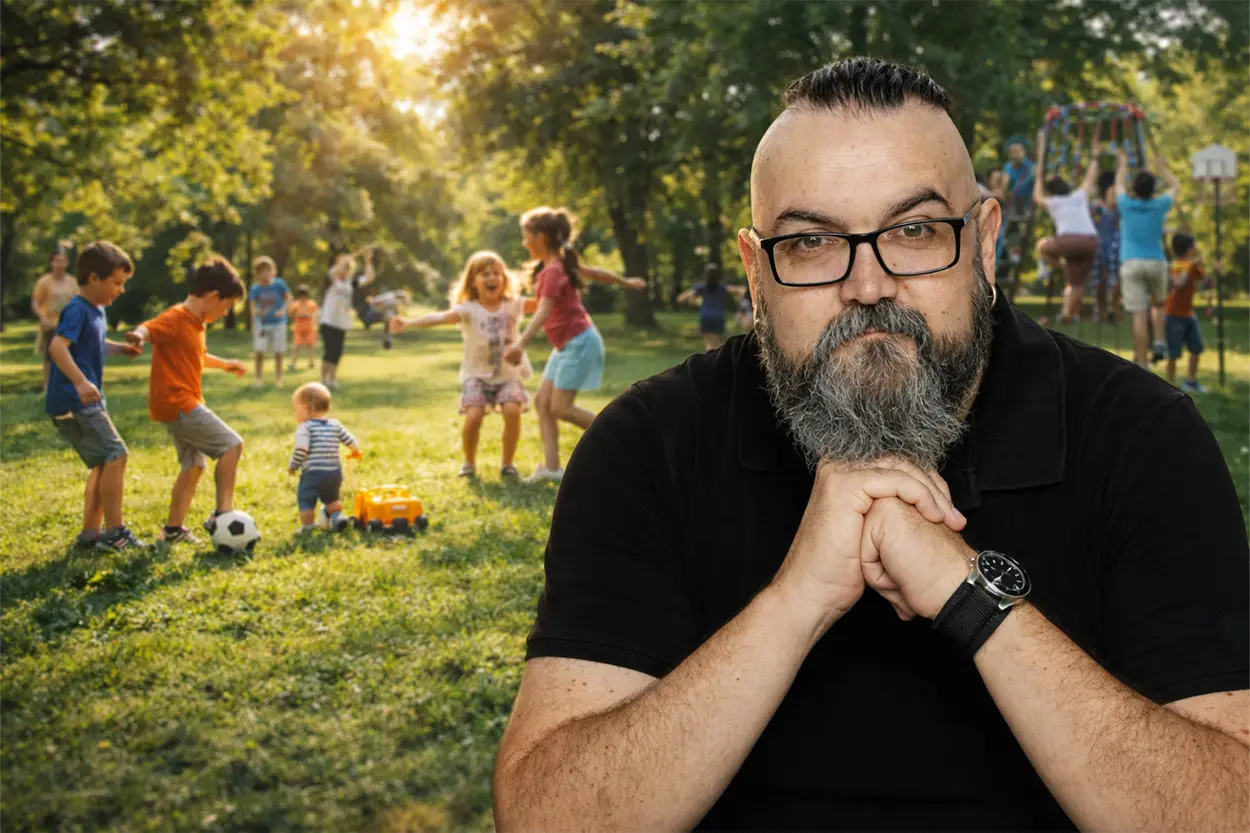 David Pastor Vico observa niños jugando