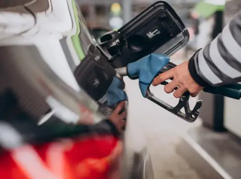 echar gasolina Un consumidor echando gasolina en una gasolinera