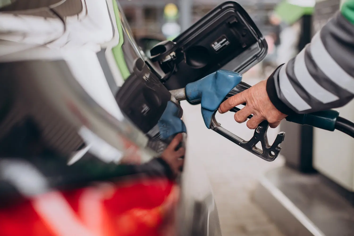 echar gasolina Un consumidor echando gasolina en una gasolinera