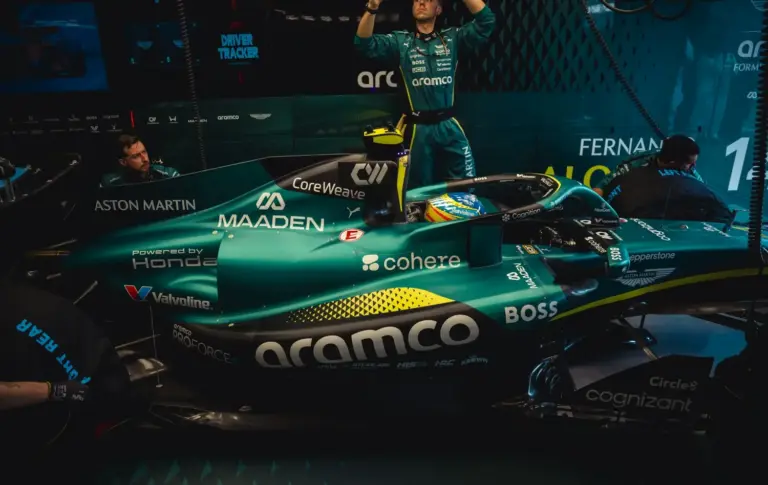 Continúa el profundo bache de Alonso y Sainz en China: últimos en la parrilla sprint