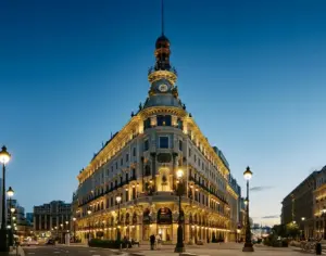 La cara B del turismo 'premium' de la capital: Madrid crece en hoteles de lujo pero se aleja del vecino