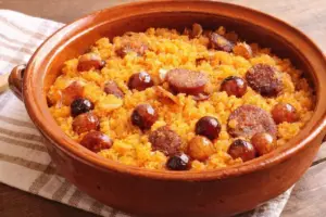 Migas de pastor con "engaño": el secreto de las uvas y el chocolate que equilibra la grasa.