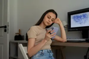 Tu móvil dice que no tiene espacio pero la galería está vacía: limpia estas carpetas ocultas de WhatsApp y respira