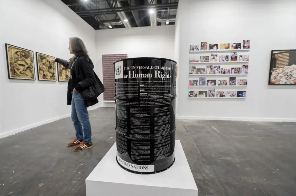 Una obra sobre los derechos humanos durante la 45ª edición de la Feria Internacional de Arte Contemporáneo de España (ARCO) en IFEMA