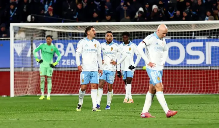 El Real Zaragoza ante su mayor deshonra: lunas rotas, pitos al palco y el adiós de Sellés