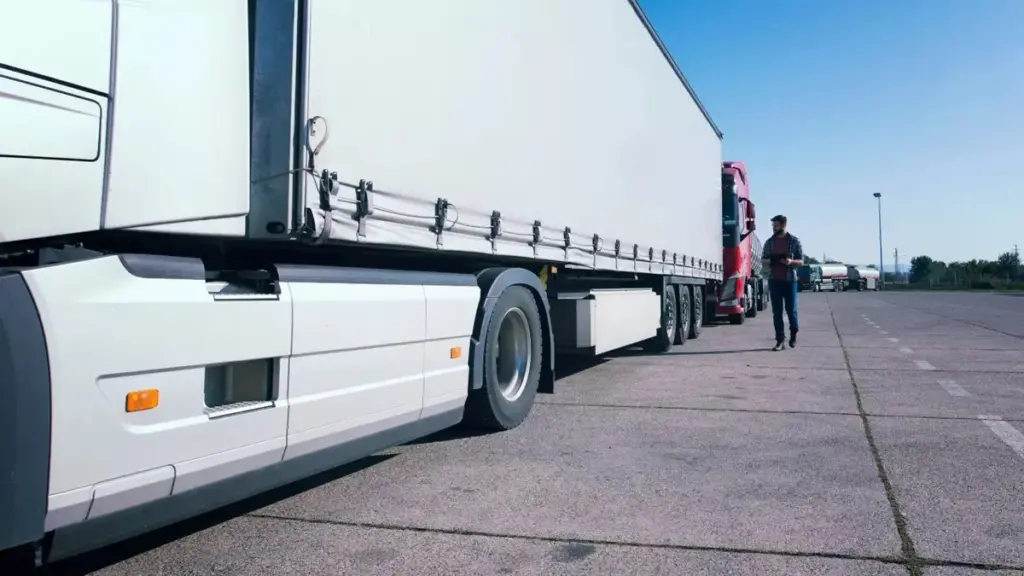 Los camioneros denuncian una ola de robos en las áreas de servicio: "La indefensión es máxima"