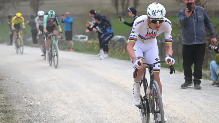 ​El caníbal de la Toscana: Pogacar reina en el 'sterrato' y marca un hito histórico