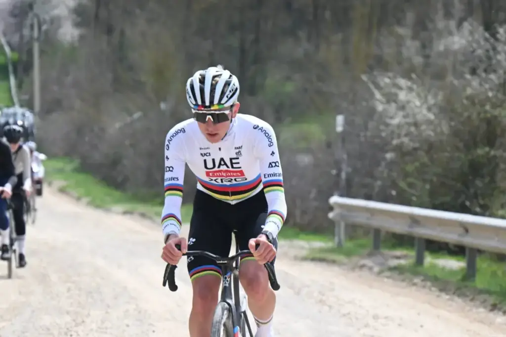 ​El caníbal de la Toscana: Pogacar reina en el 'sterrato' y marca un hito histórico