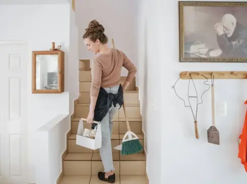 1 de cada 3 empleadas del hogar sigue cobrando en negro 1 de cada 3 empleadas del hogar sigue cobrando en negro: ¿cuánto cuesta contratar legalmente?